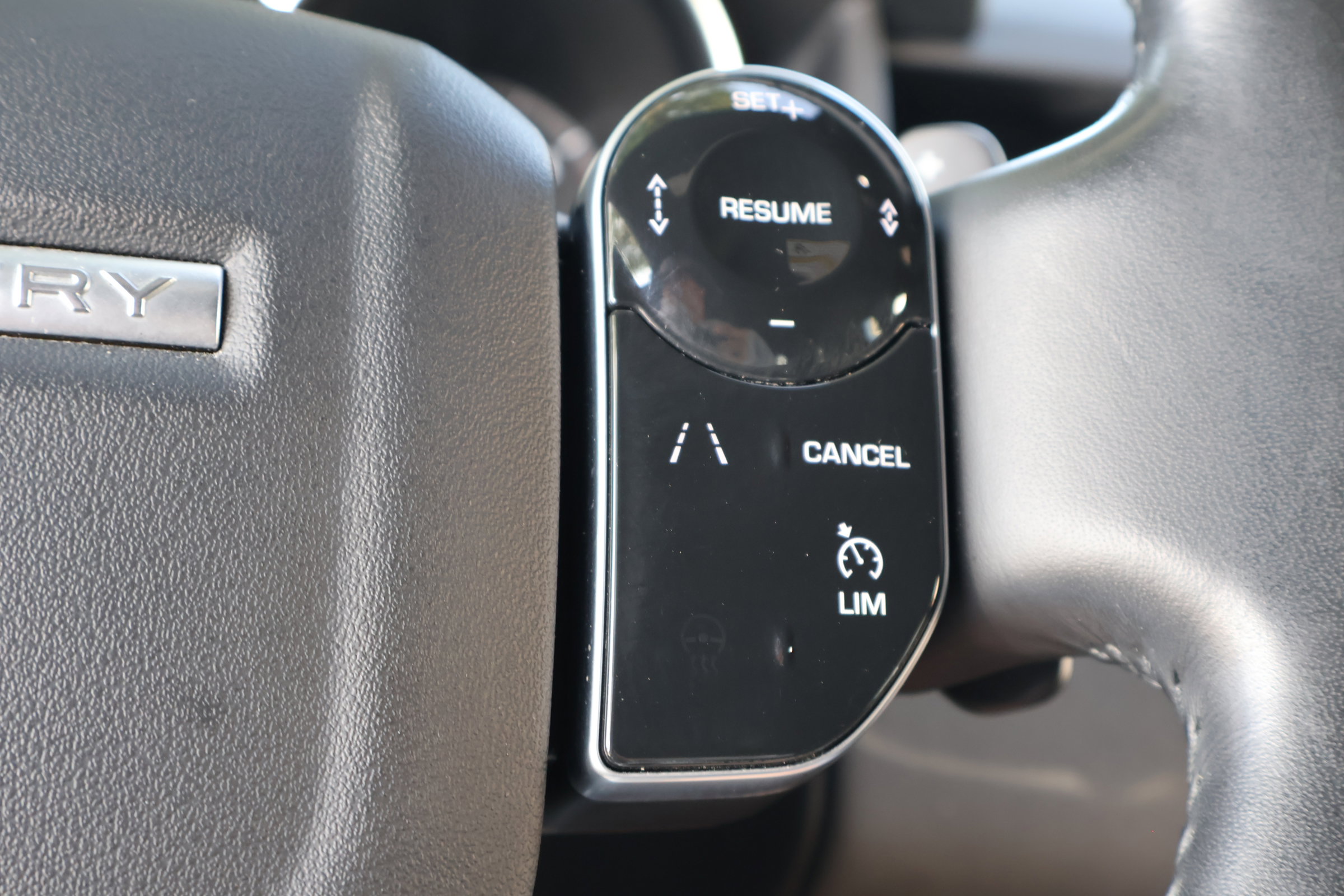 Used 2019 Land Rover Discovery SE AWD/4WD image 25