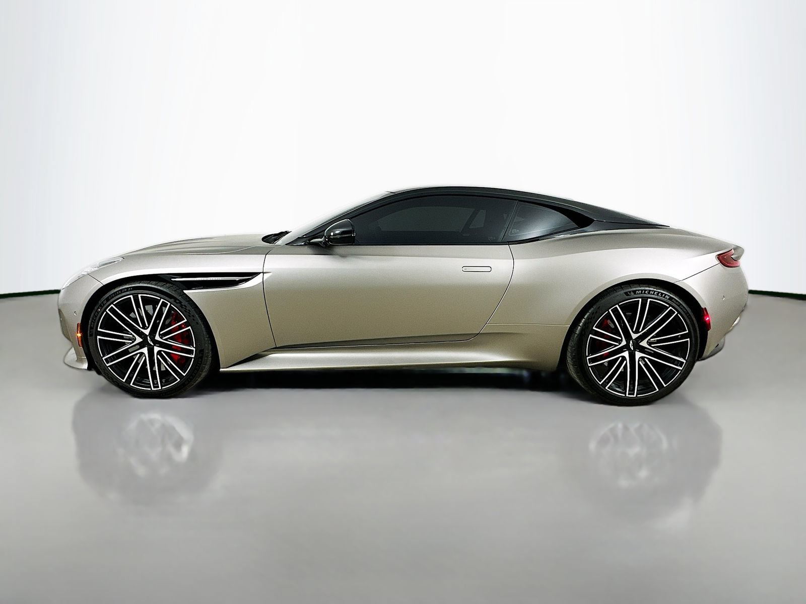 Used 2024 Aston Martin DB12 Coupe RWD image 8