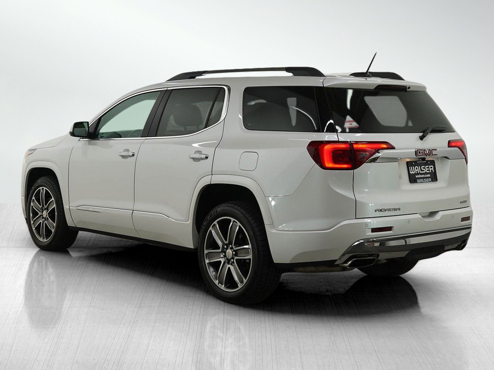 Used 2018 GMC Acadia Denali w/ Technology Package image 3