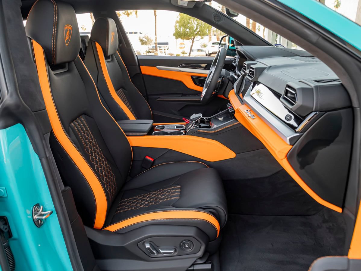Used 2025 Lamborghini Urus SE AWD/4WD image 35