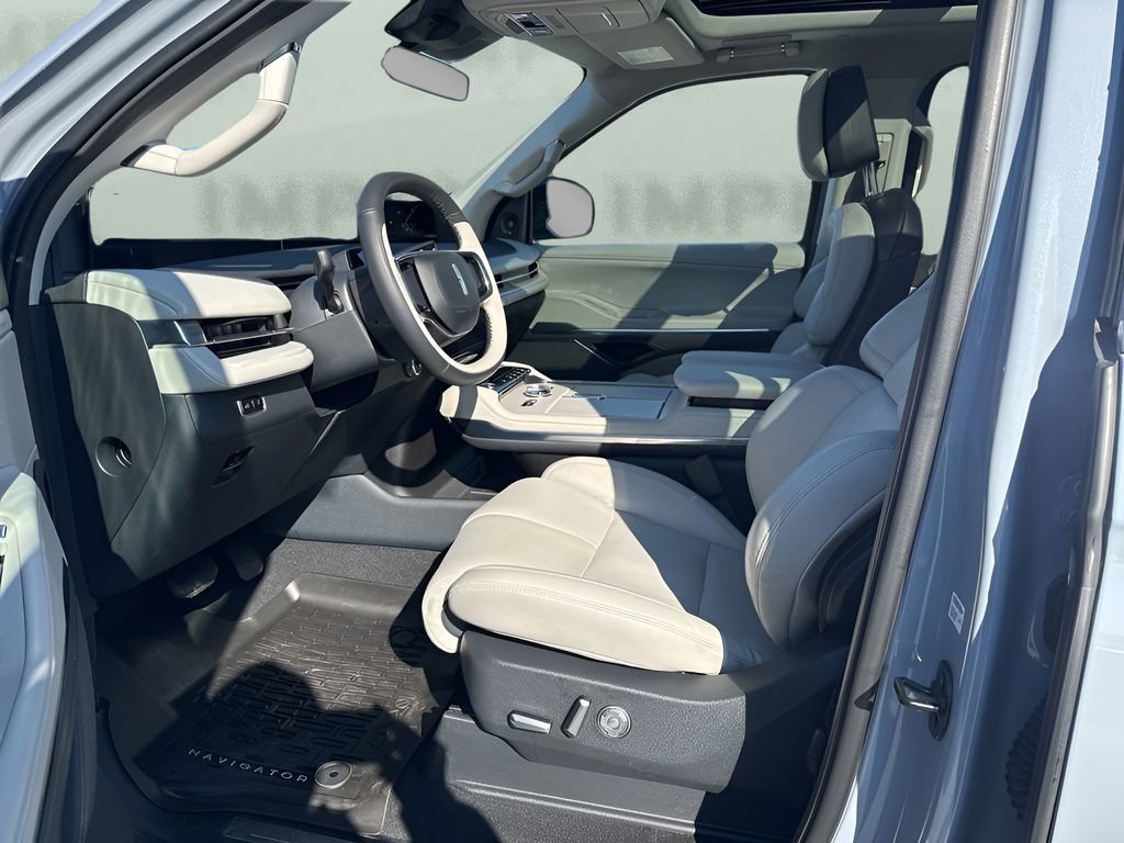 Used 2025 Lincoln Navigator L Reserve image 9