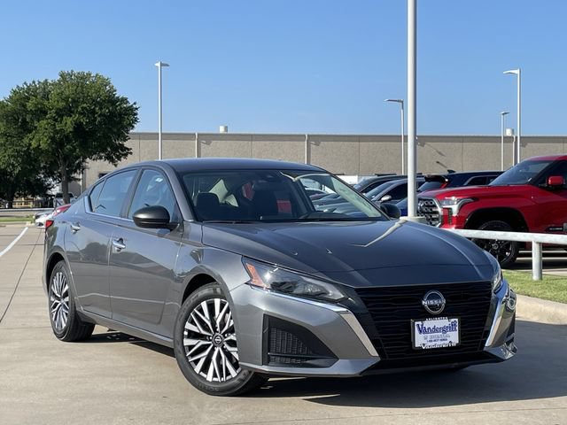 Used 2025 Nissan Altima 2.5 SV FWD image 2