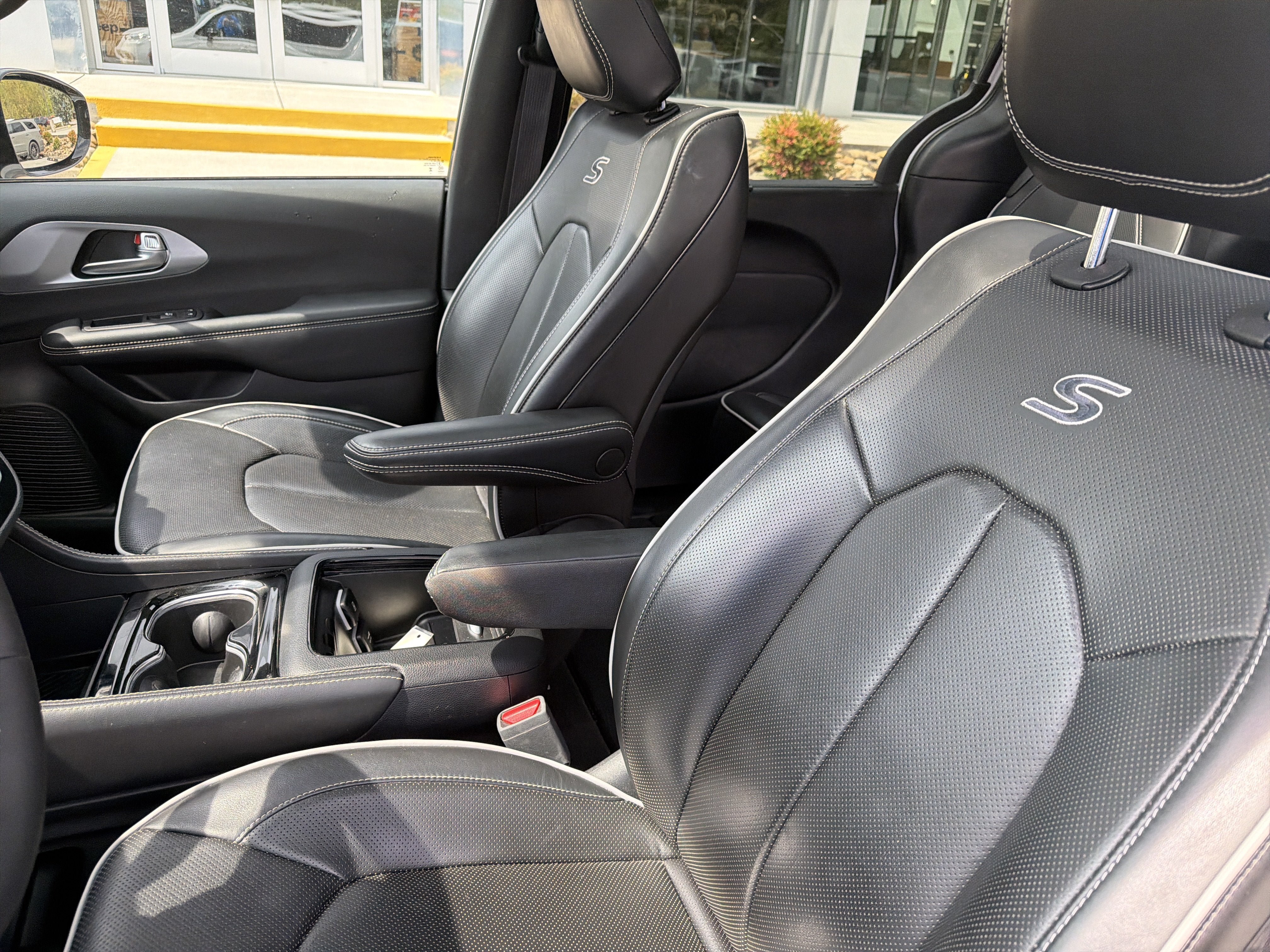 Used 2025 Chrysler Pacifica Limited FWD image 19