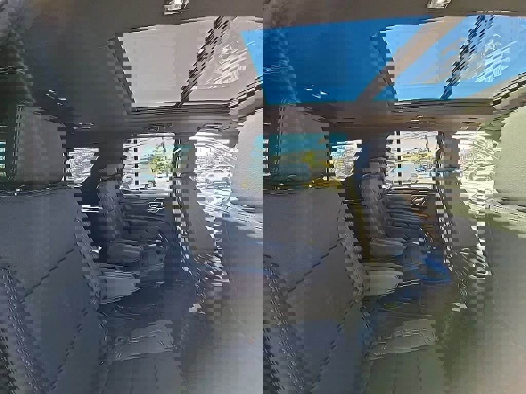 Used 2024 Chevrolet Tahoe Z71 w/ Luxury Package image 28