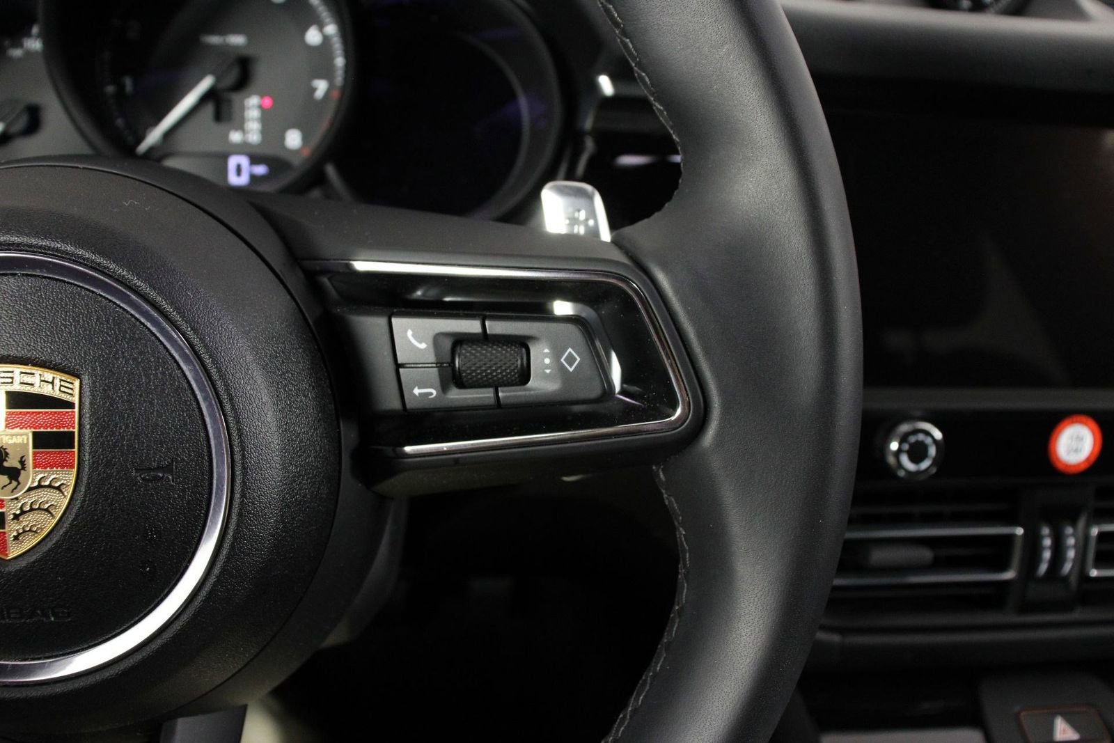 Certified 2025 Porsche Macan AWD/4WD image 15