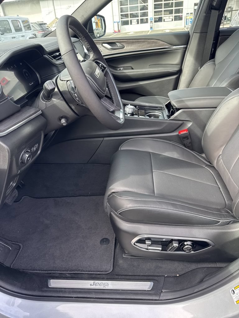 New 2025 Jeep Grand Cherokee L Overland w/ Luxury Tech Group IV AWD/4WD image 9