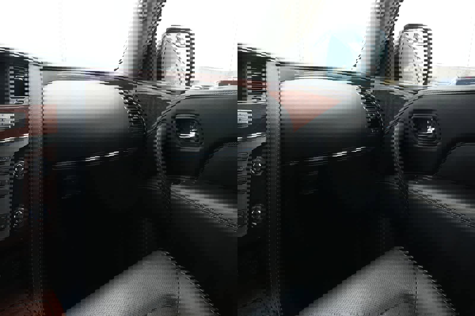 Used 2019 INFINITI QX80 Luxe w/ All-Season Package image 5