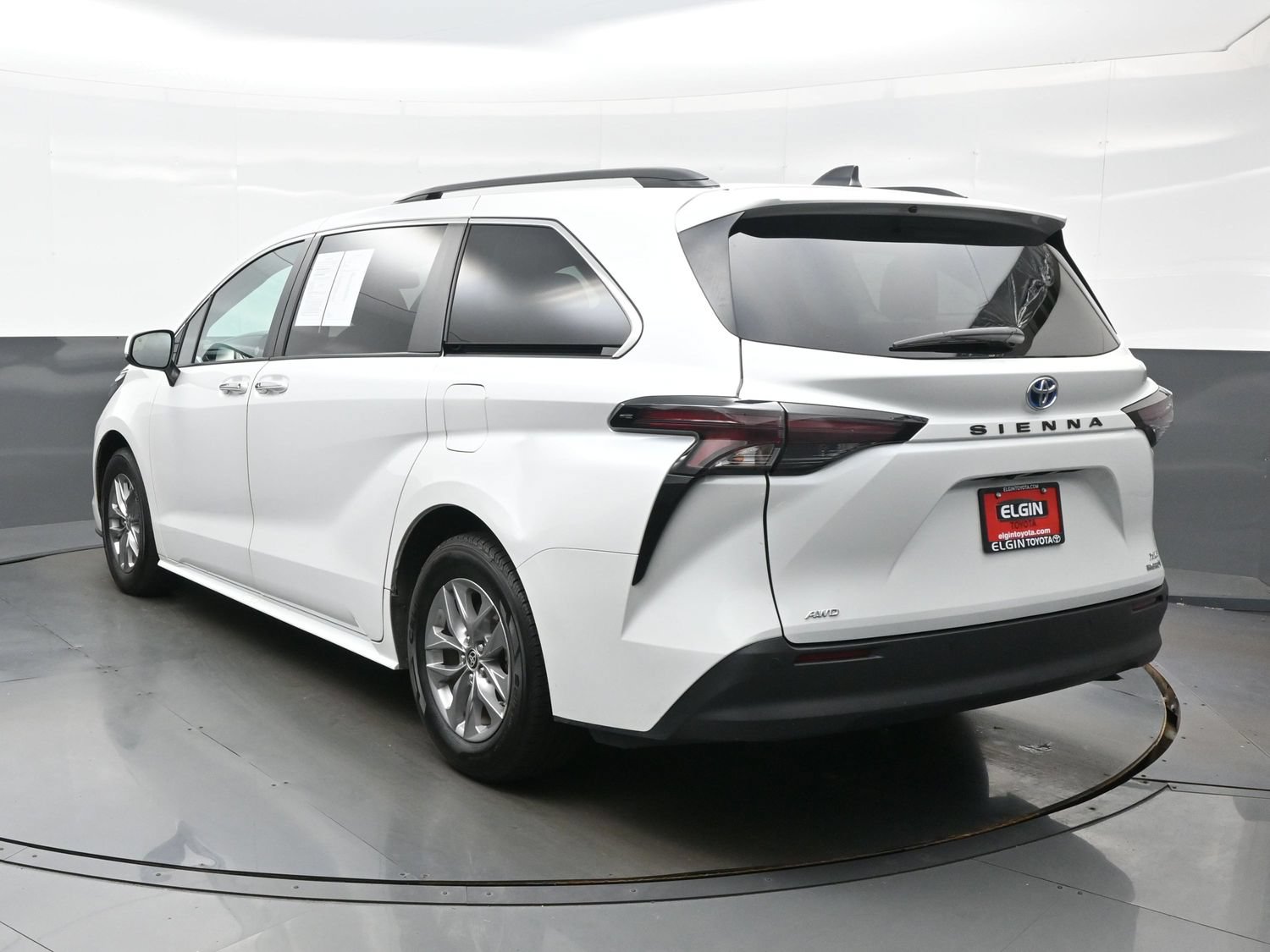 Used 2024 Toyota Sienna XLE AWD/4WD image 4