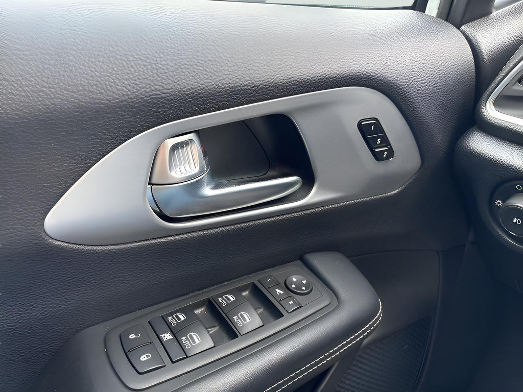 Used 2025 Chrysler Pacifica Limited FWD image 45