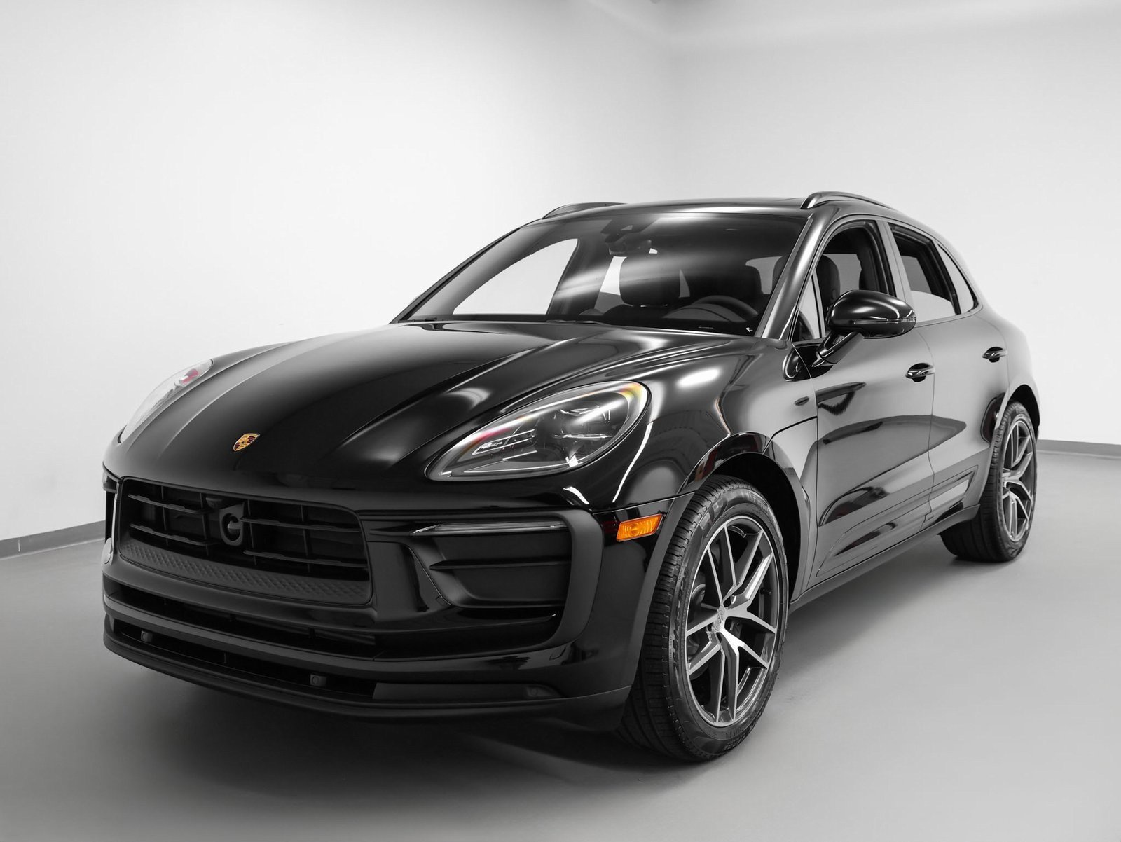 Certified 2025 Porsche Macan image 6