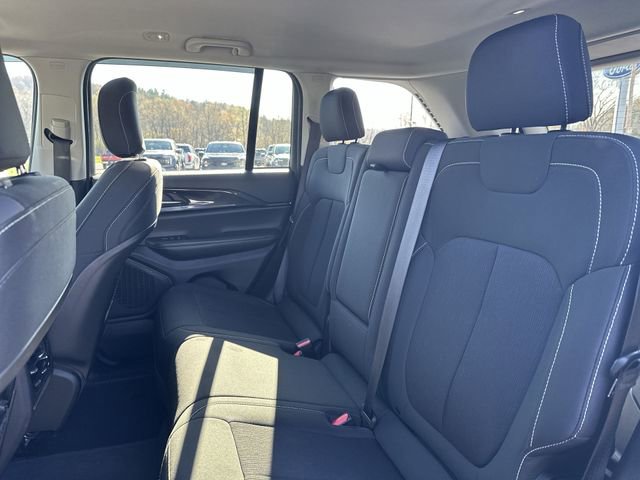 Used 2023 Jeep Grand Cherokee Laredo w/ Luxury Tech Group I AWD/4WD image 25