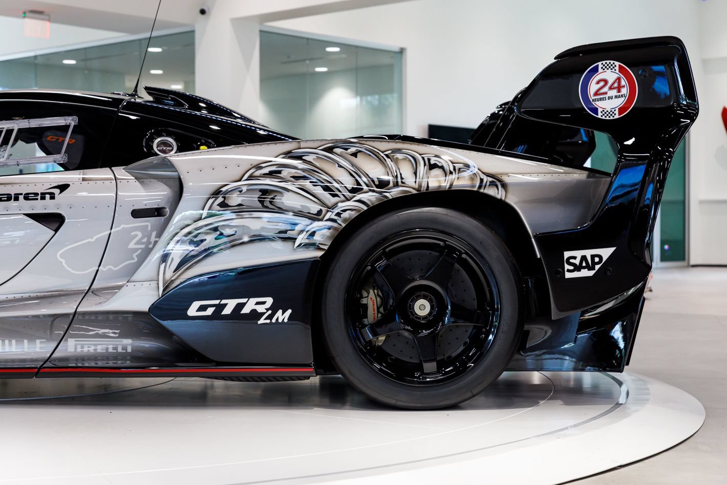 Used 2020 McLaren Senna RWD image 11