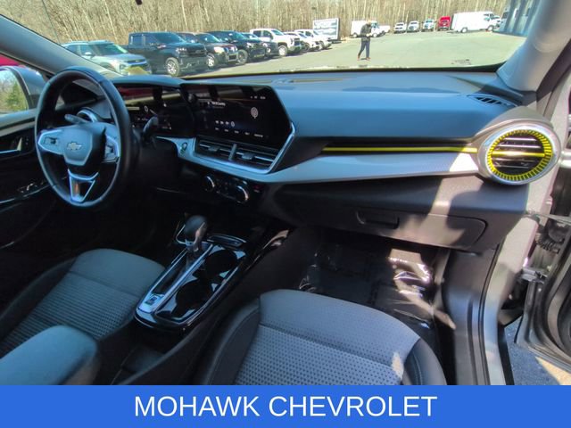 Used 2025 Chevrolet Trax LT w/ LT Convenience Package image 28