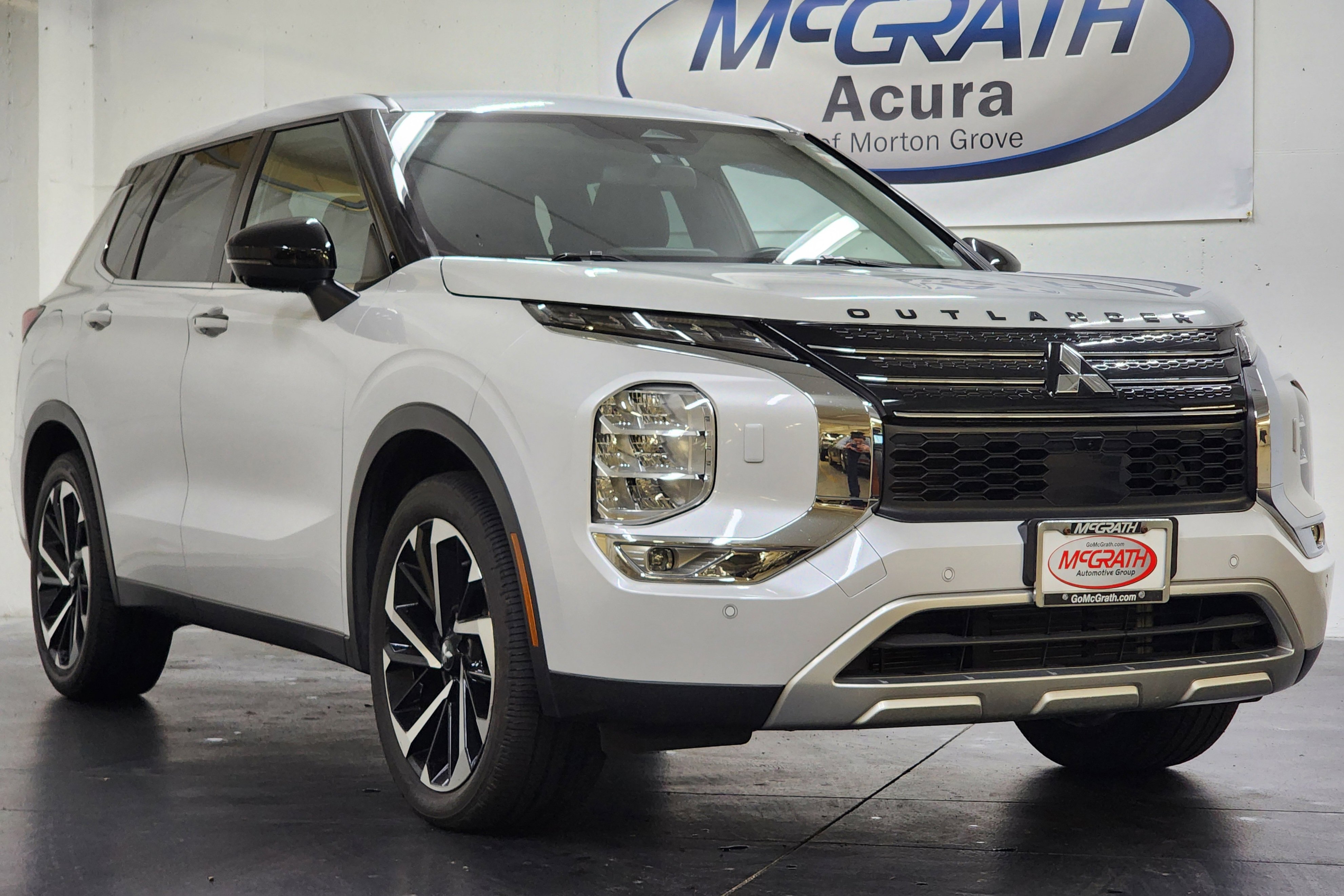 Used 2022 Mitsubishi Outlander SE image 2