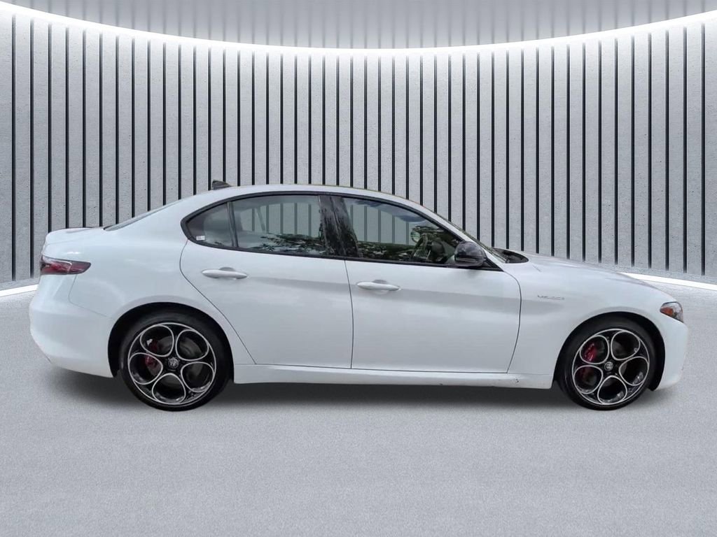 Used 2024 Alfa Romeo Giulia Veloce AWD/4WD image 5