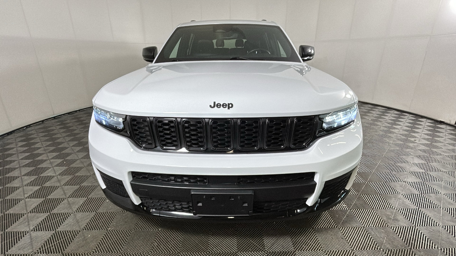 Used 2023 Jeep Grand Cherokee L Altitude AWD/4WD image 9