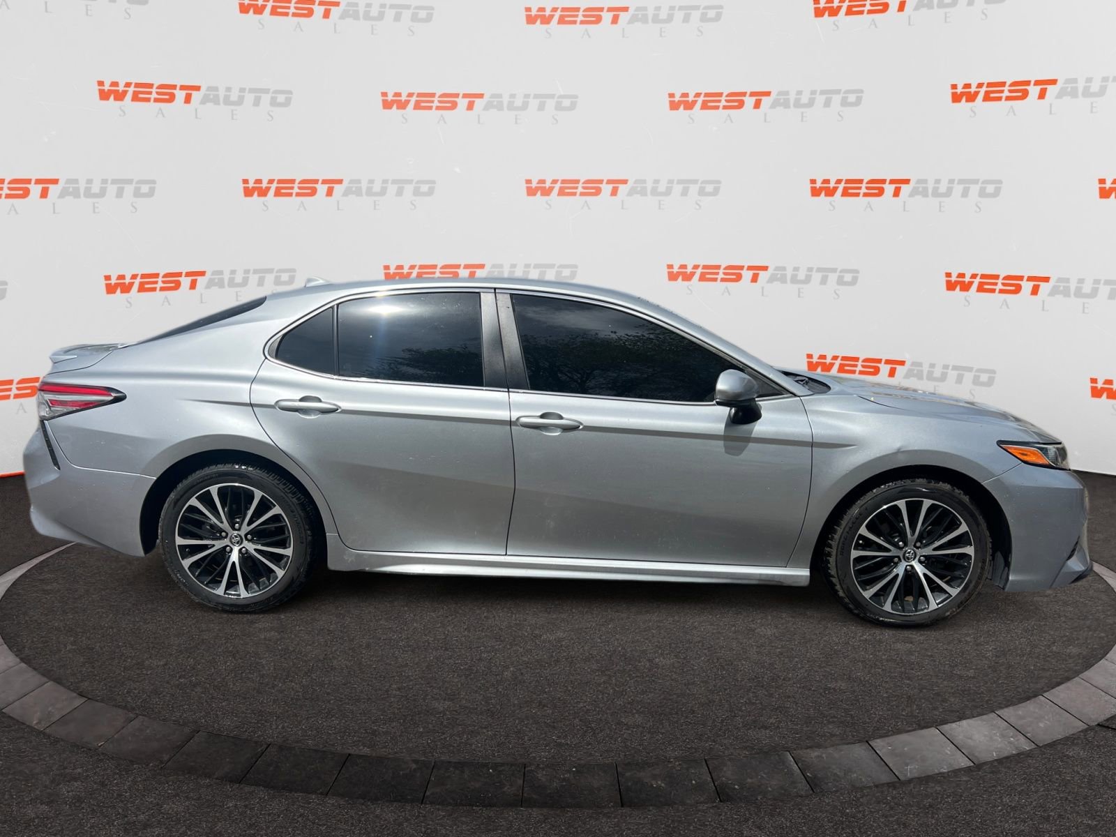 Used 2019 Toyota Camry SE FWD image 6