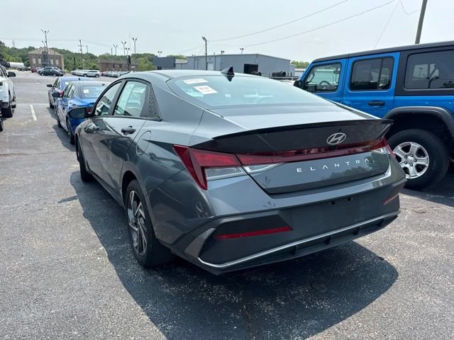 Used 2025 Hyundai Elantra Sport FWD image 3