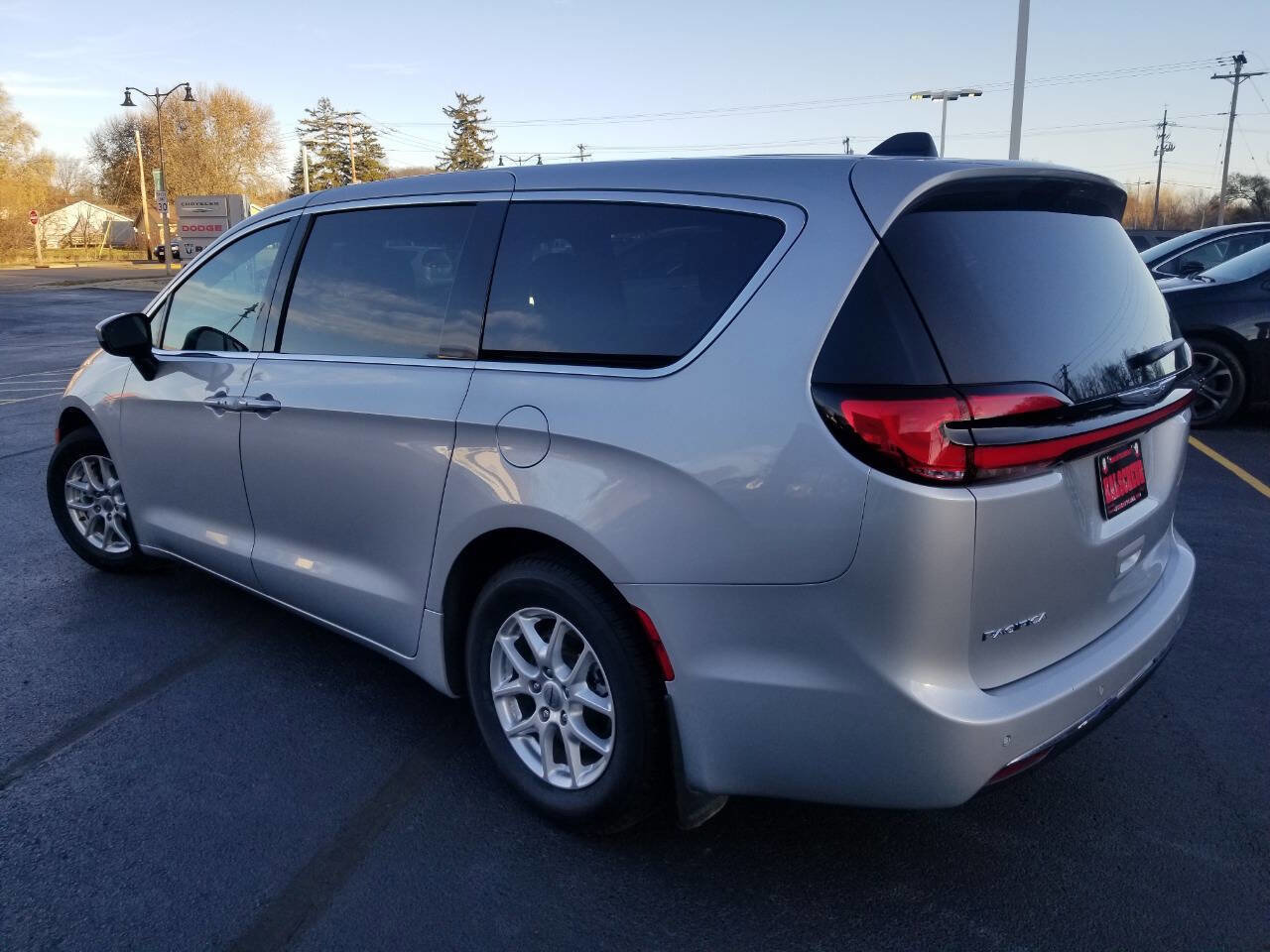 Certified 2023 Chrysler Pacifica Touring image 5