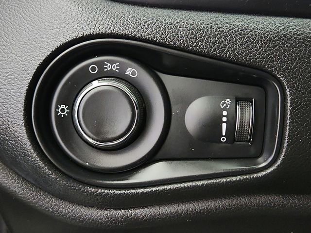 Used 2018 Jeep Renegade Sport w/ Power & Air Group image 16