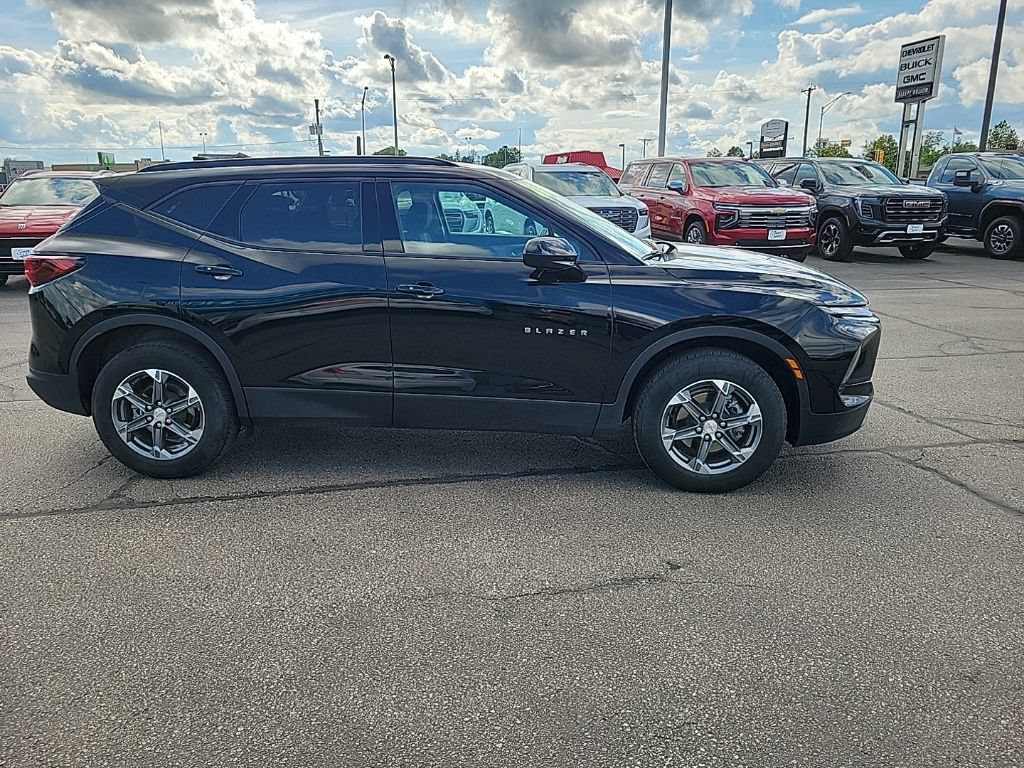 Used 2025 Chevrolet Blazer LT w/ Convenience Package AWD/4WD image 4