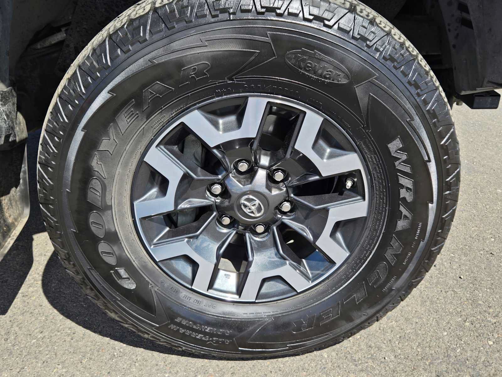 Certified 2020 Toyota Tacoma TRD Off-Road AWD/4WD image 11