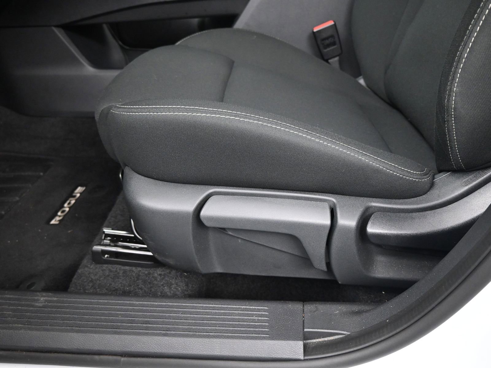 Used 2025 Nissan Rogue S image 10