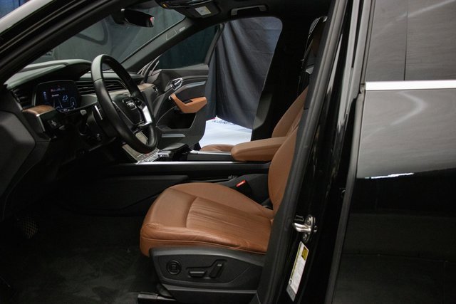 Used 2022 Audi e-tron Premium Plus w/ Premium Plus Package image 28