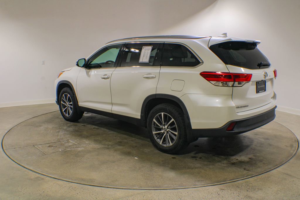 Used 2019 Toyota Highlander XLE AWD/4WD image 3