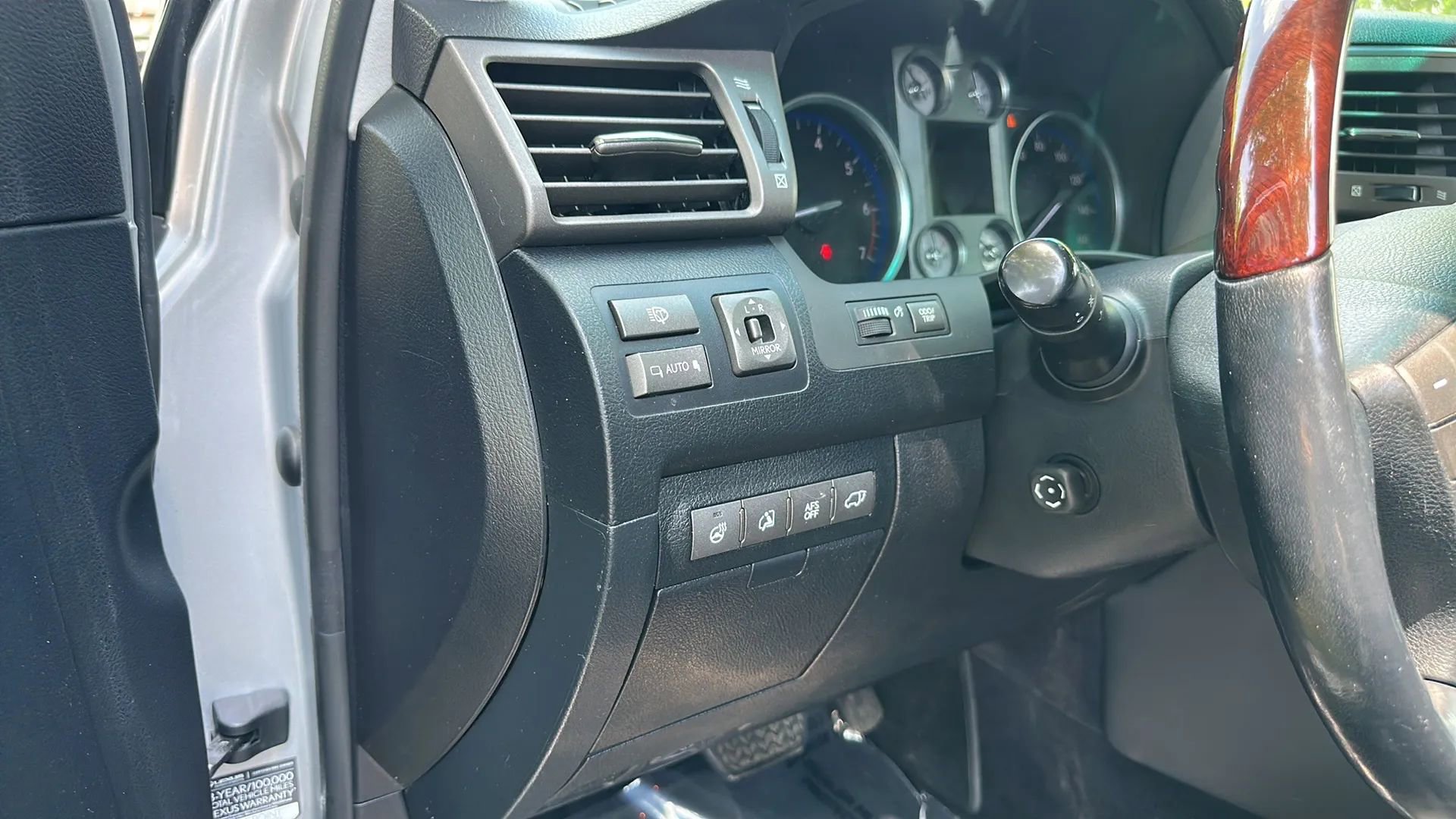 Used 2011 Lexus LX 570 4WD w/ Luxury Pkg image 32