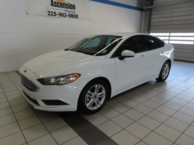 Used 2018 Ford Fusion SE w/ Fusion SE Technology Package image 2