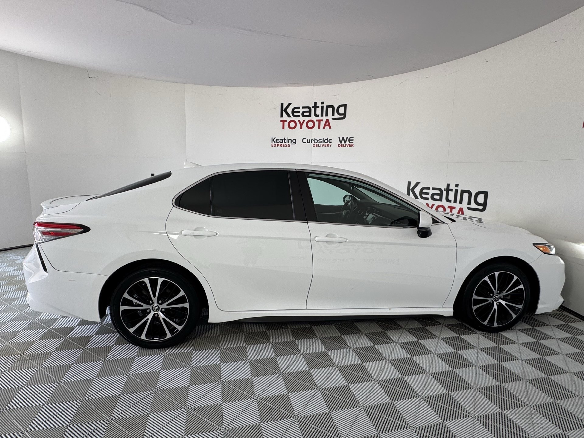 Used 2020 Toyota Camry SE FWD image 3