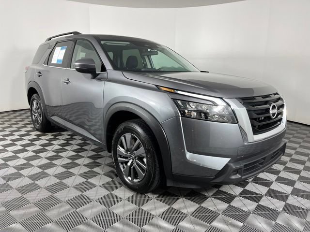 Used 2024 Nissan Pathfinder SV FWD image 3