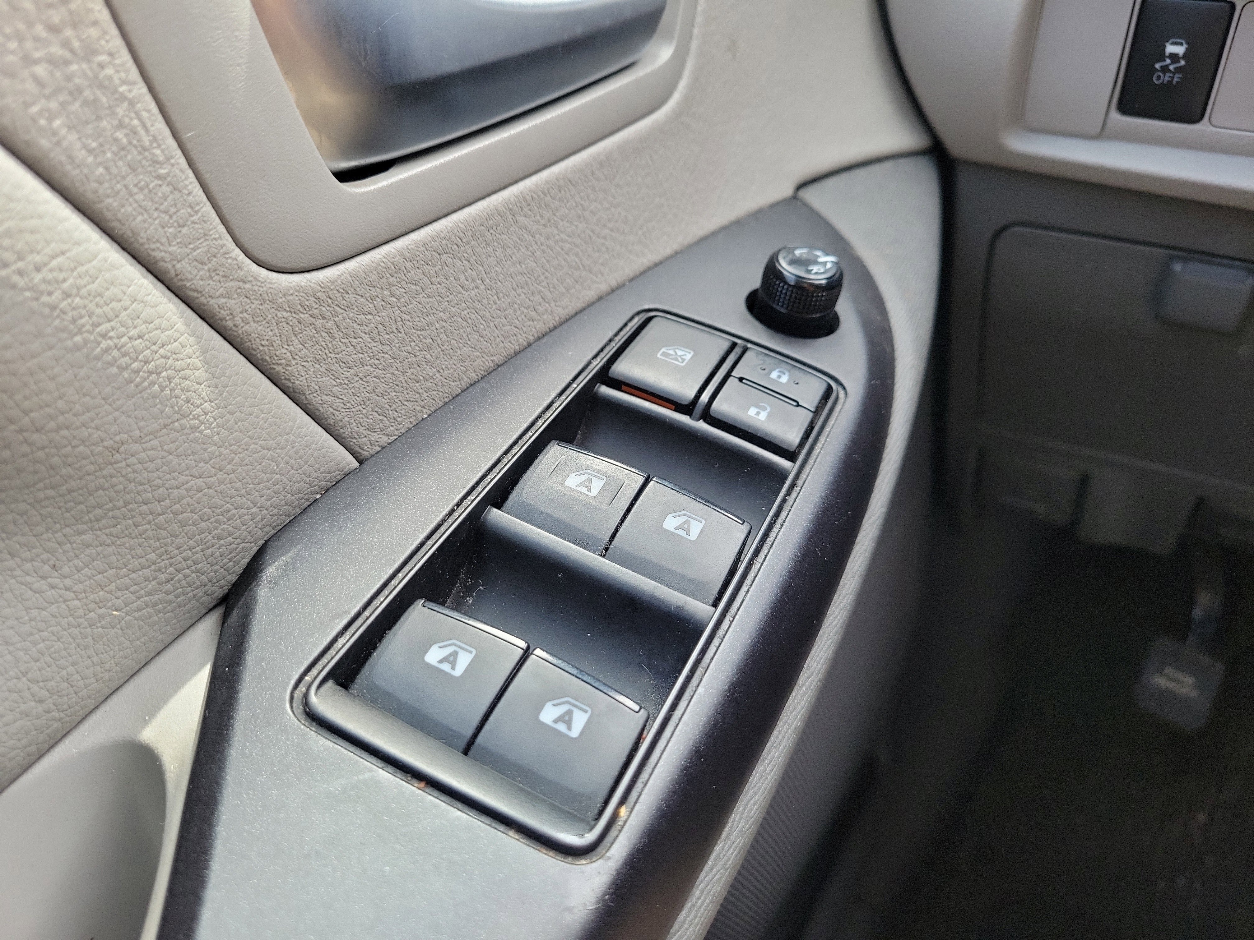 Used 2019 Toyota Sienna LE w/ Carpet Mat Package image 20