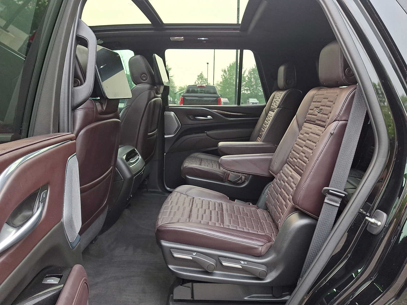 Used 2023 Cadillac Escalade Sport Platinum w/ LPO, ONYX Package AWD/4WD image 10
