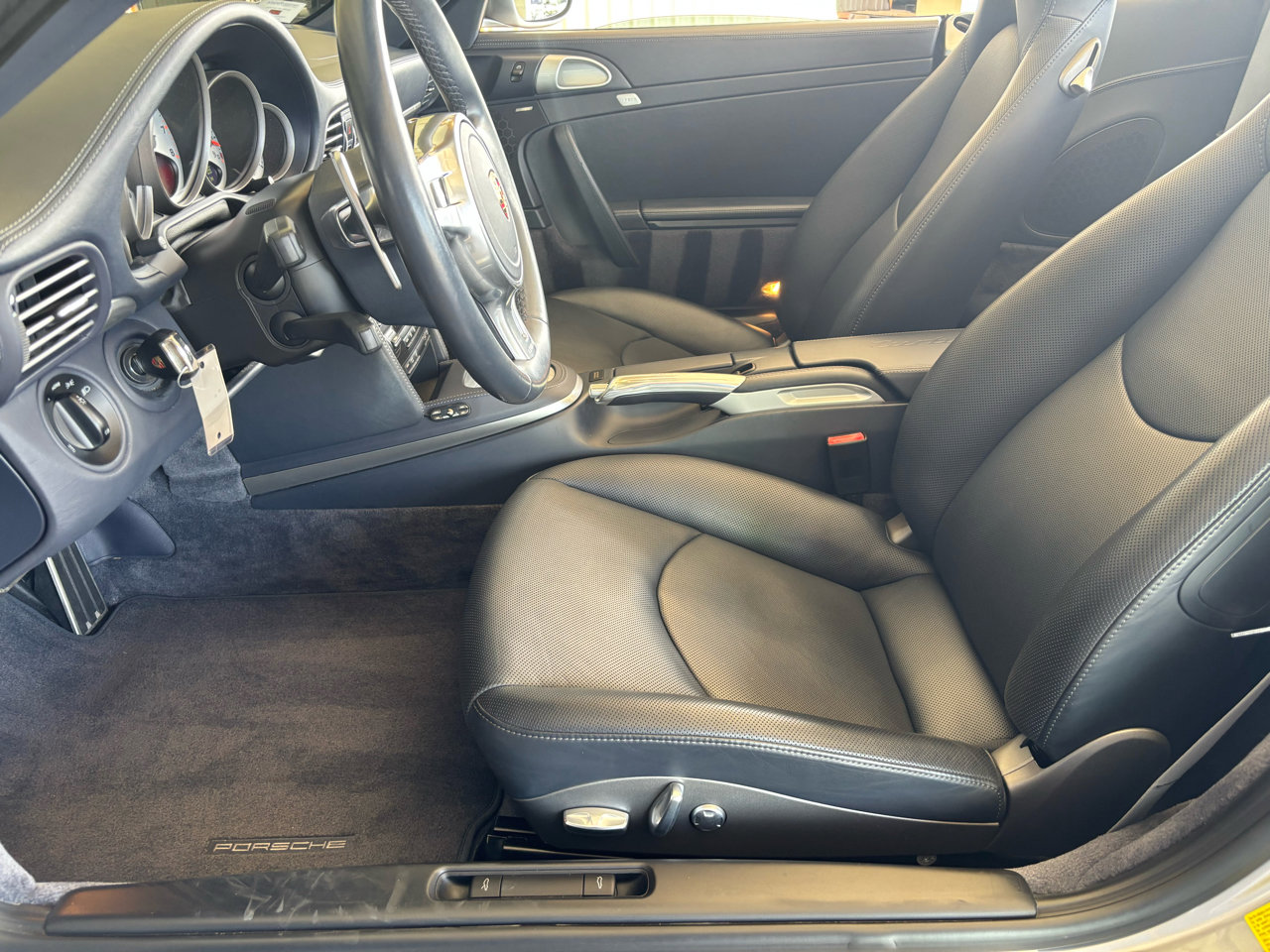 Used 2011 Porsche 911 Turbo image 16