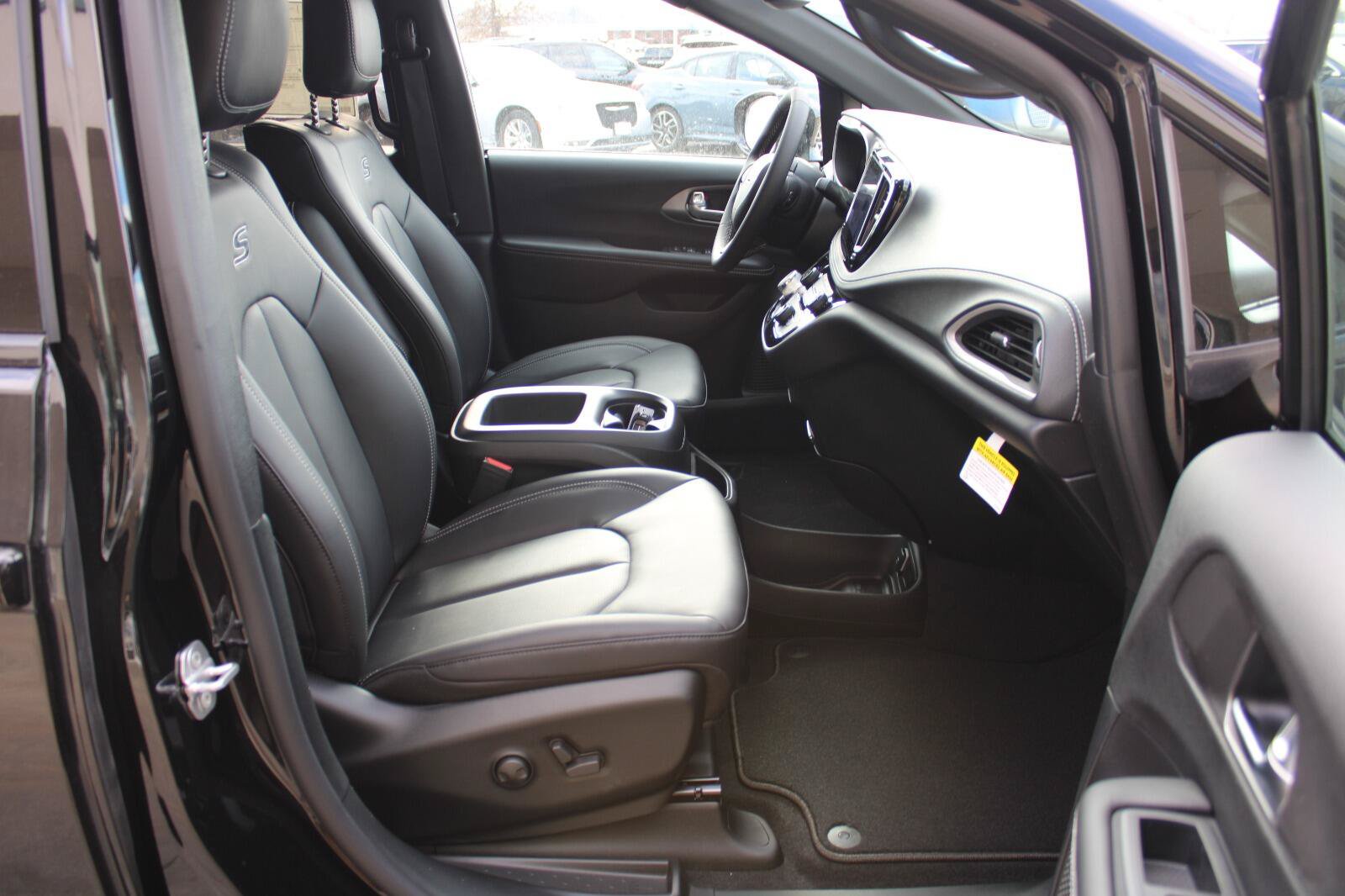 New 2026 Chrysler Pacifica Select FWD image 24