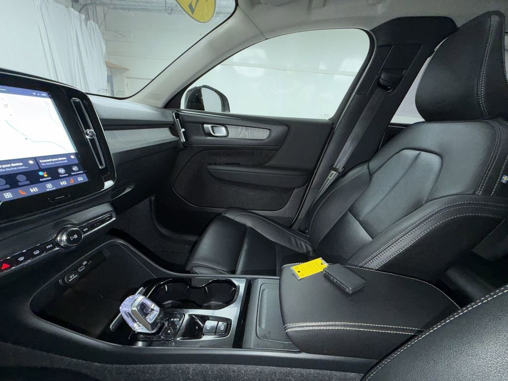 Used 2025 Volvo XC40 B5 Plus AWD/4WD image 17