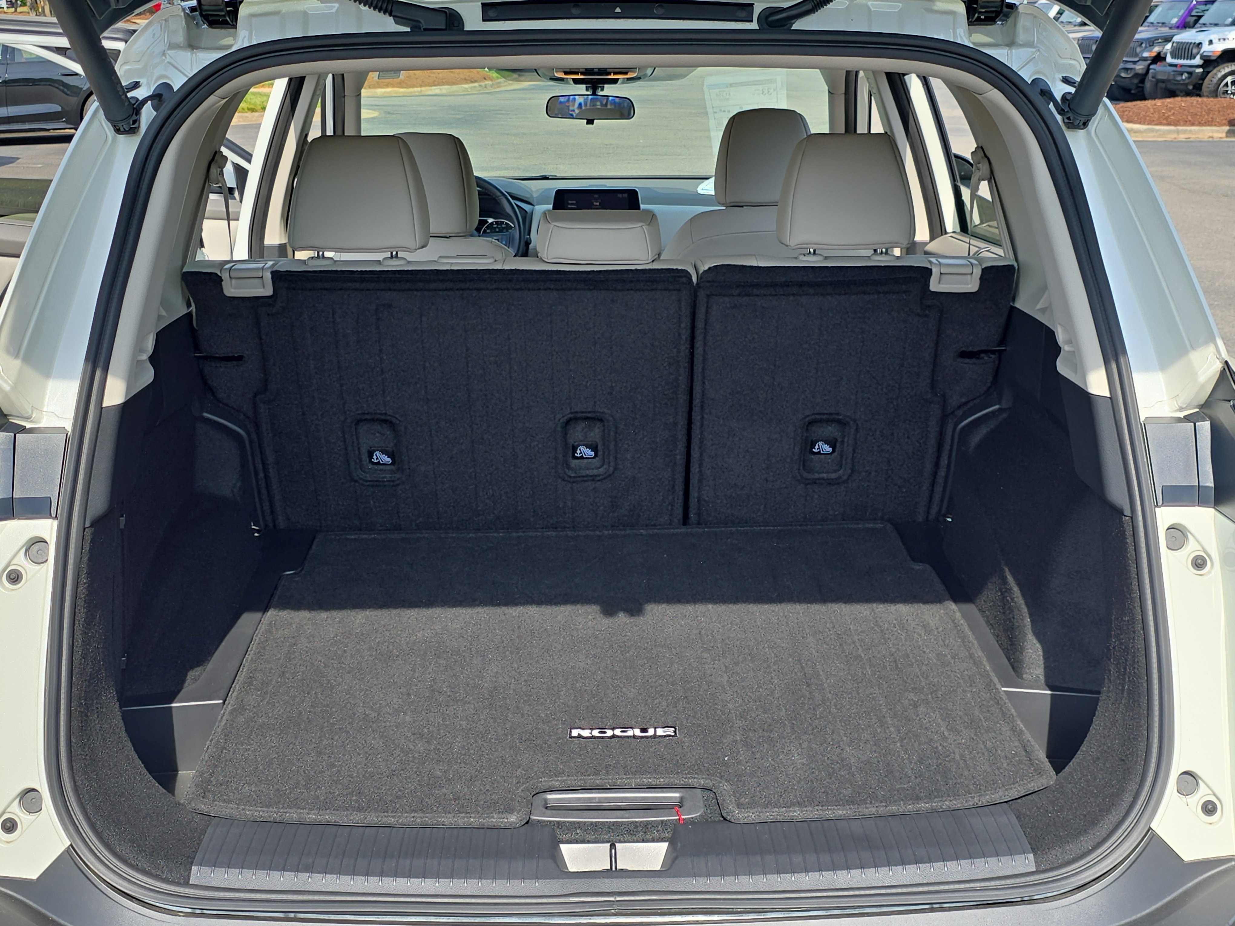 Used 2023 Nissan Rogue SV w/ SV Premium B Package FWD image 12