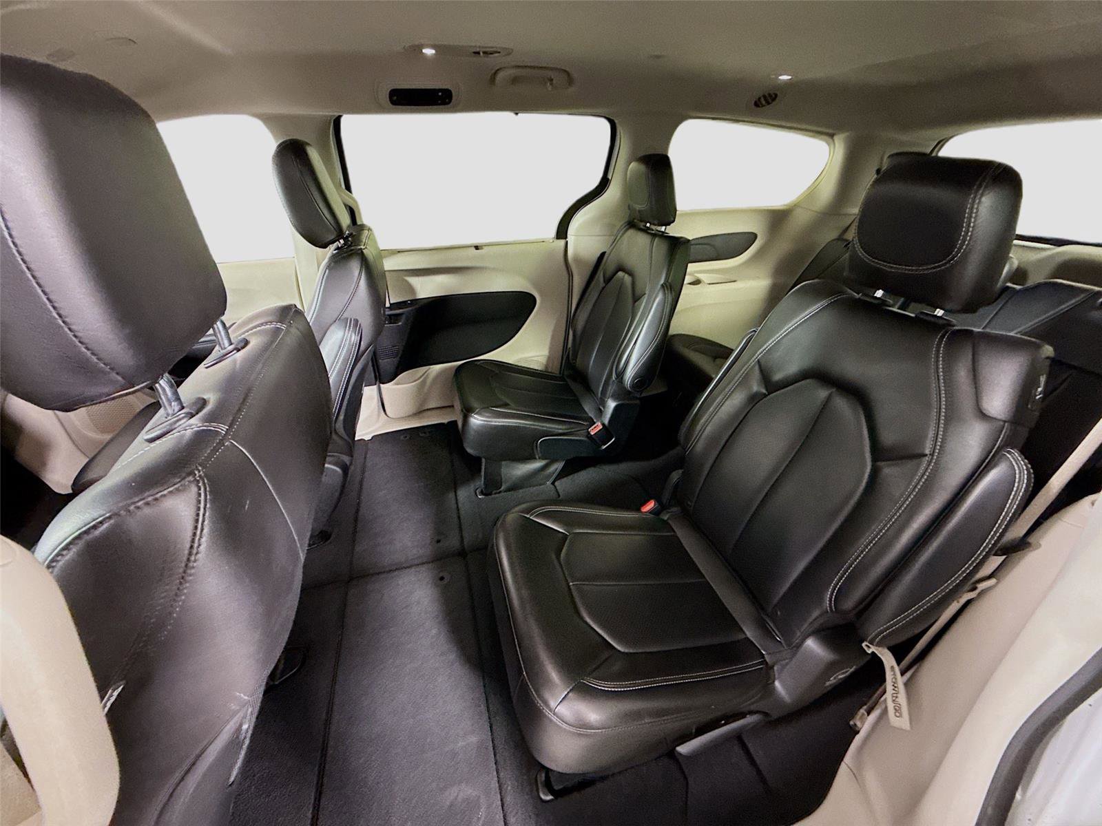 Used 2023 Chrysler Pacifica Touring-L image 16