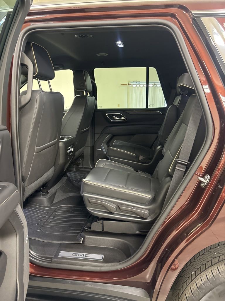 Used 2023 GMC Yukon SLT w/ SLT Luxury Package image 19