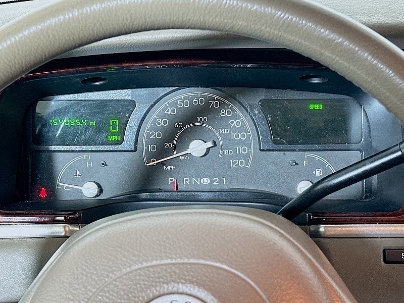 Used 2004 Lincoln Town Car Signature RWD image 13