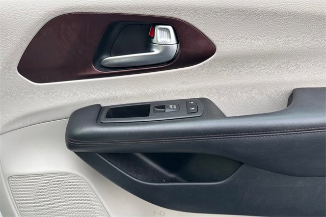Used 2020 Chrysler Pacifica Limited image 22