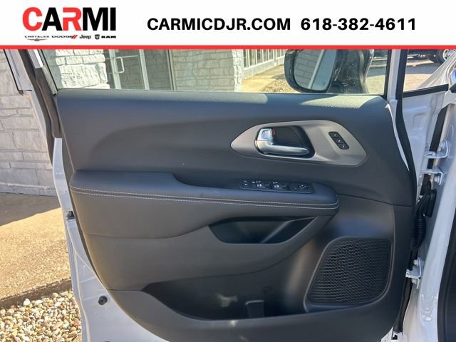New 2026 Chrysler Pacifica Select image 4