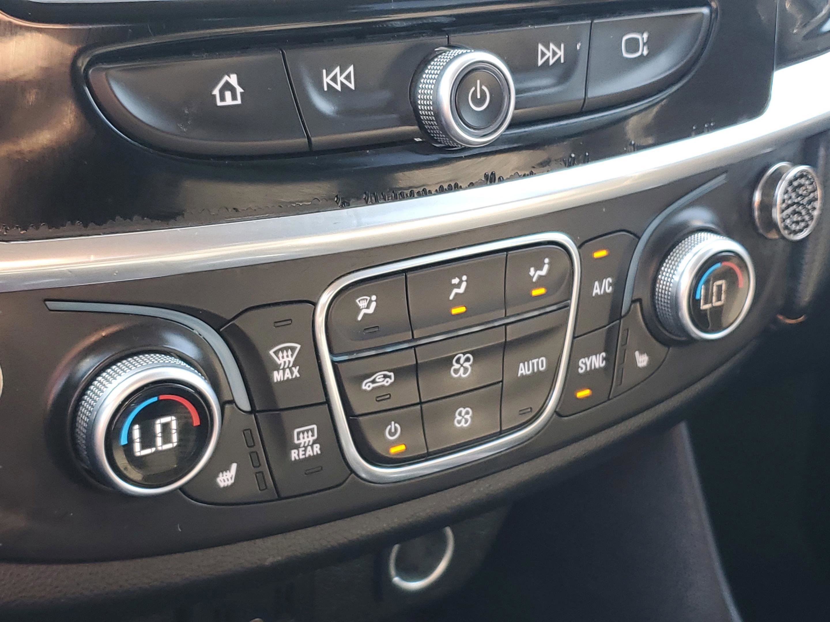 Used 2018 Chevrolet Traverse LT FWD image 27