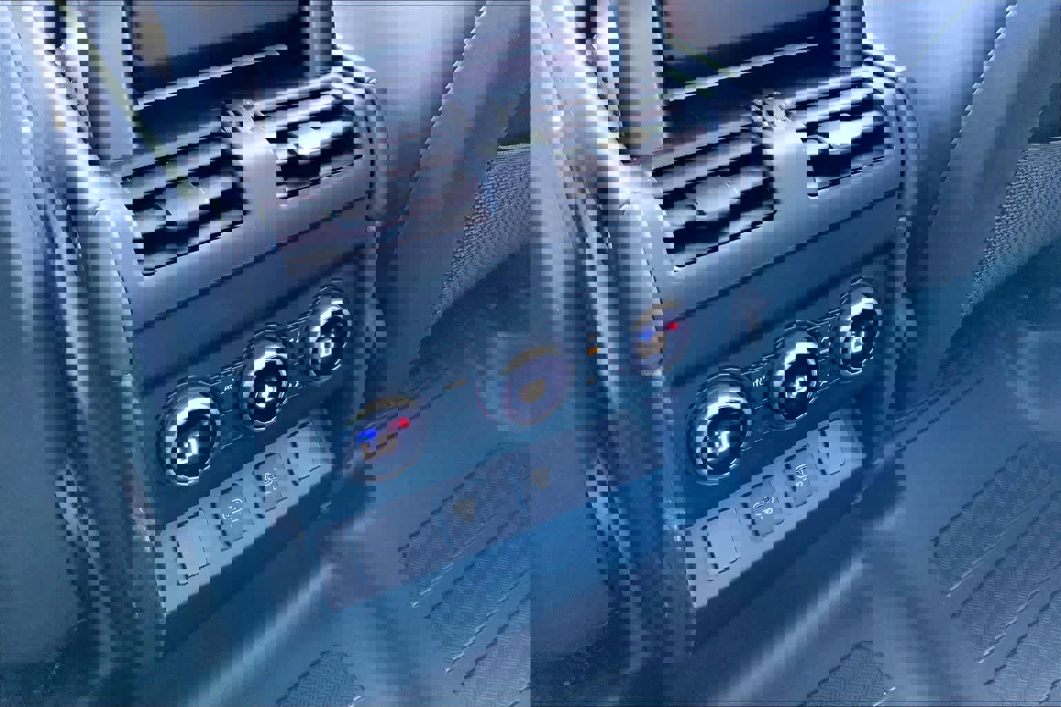 Certified 2025 Land Rover Defender 110 X-Dynamic SE image 32