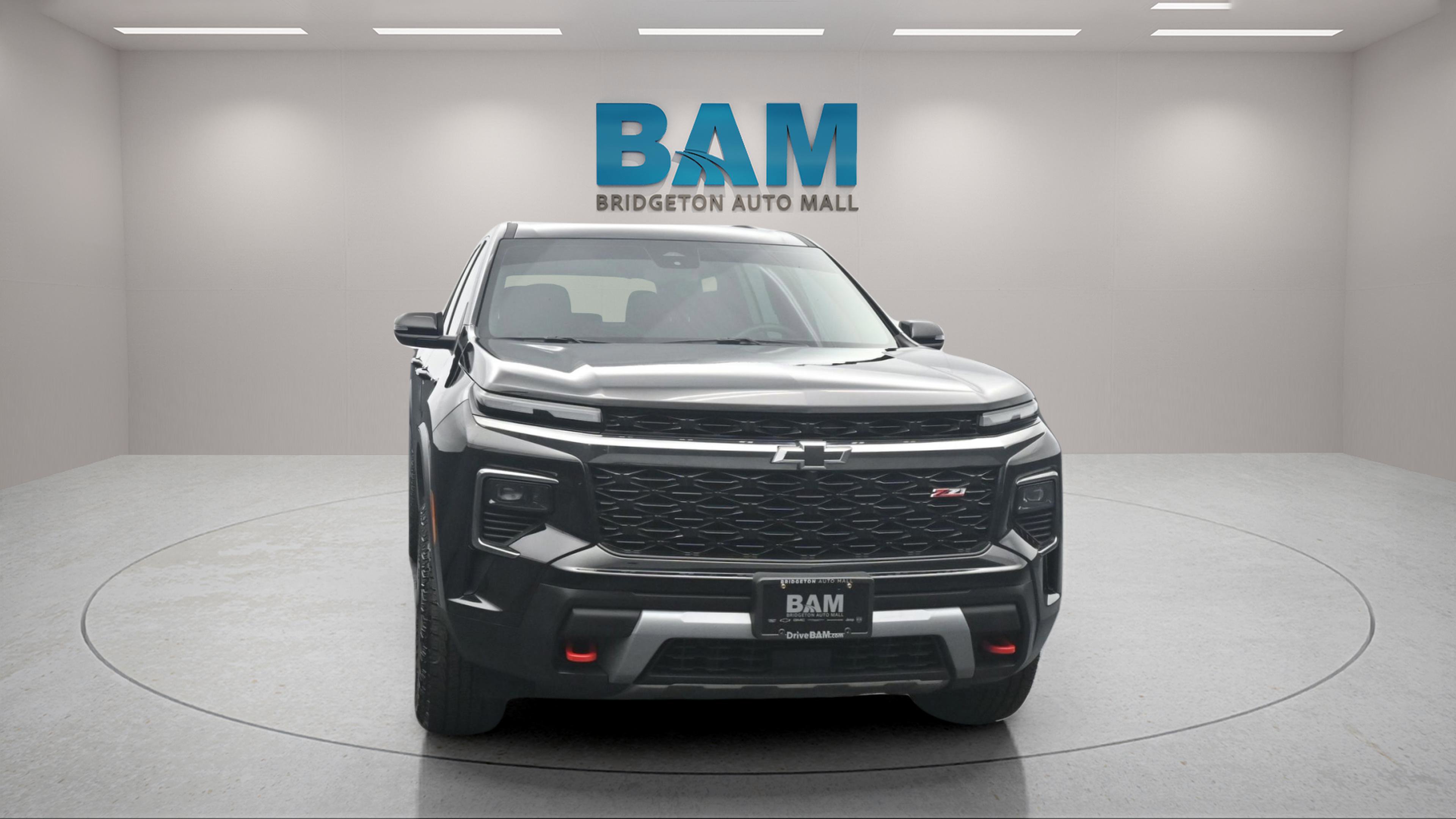 Used 2025 Chevrolet Traverse Z71 image 3