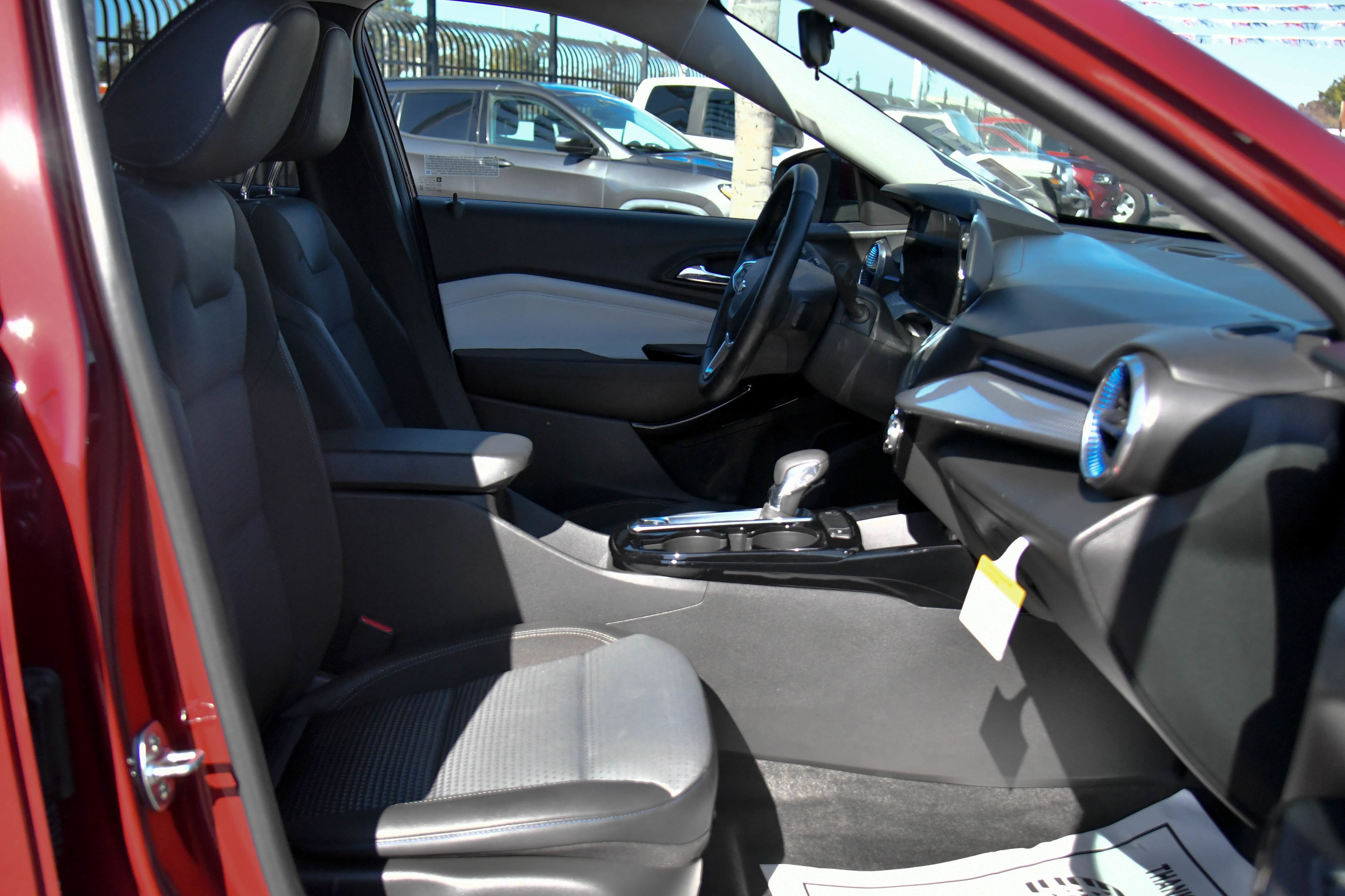 Used 2025 Chevrolet Trax LT w/ LT Convenience Package image 42