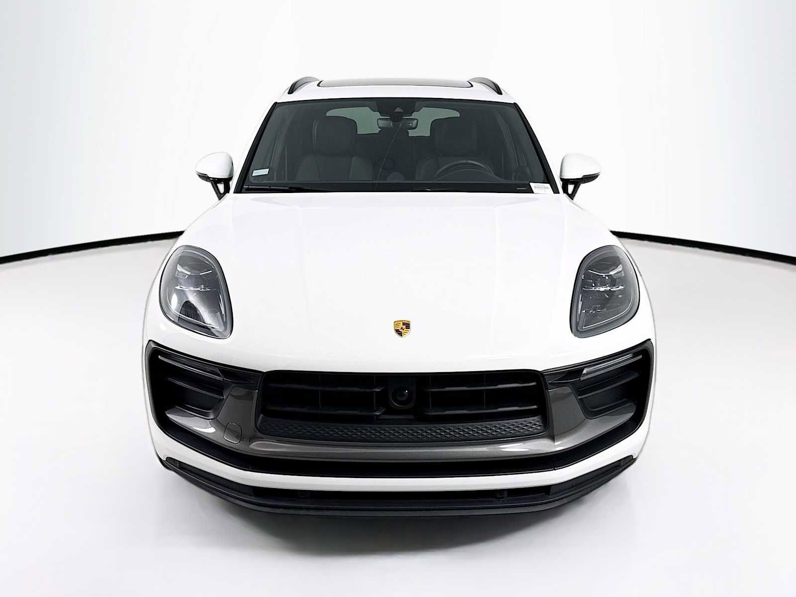 Certified 2025 Porsche Macan T image 6