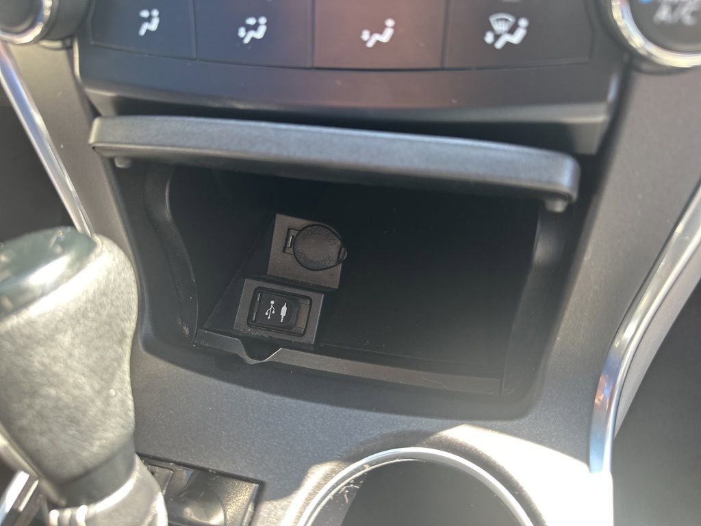 Used 2017 Toyota Camry SE FWD image 5